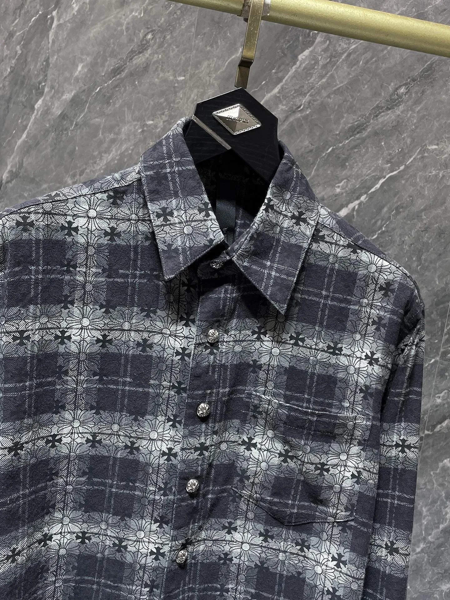 P256 Chrome Hearts 🍁Shirt series🍁 The same style as the star Autumn and winter classic patchwork leather full cross dark pattern all-over printed plaid shirt Whole body plaid alignment Cuffs sheepskin upper and lower alignment Original molding, customized version bronze silver four-buttons Specially customized version high gram weight original shirt fabric Can be worn as a jacket or as a base Essential clothing artifact Recommended color: Customized version gray blue Code numbers: S, M, L, XL